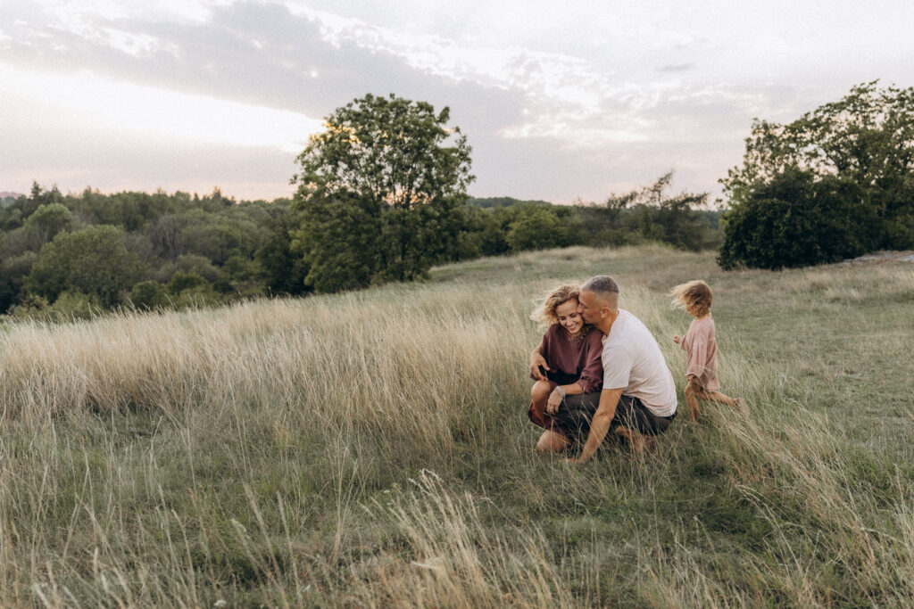 Cozy summer family photoshoot in Divoká Šárka, Prague