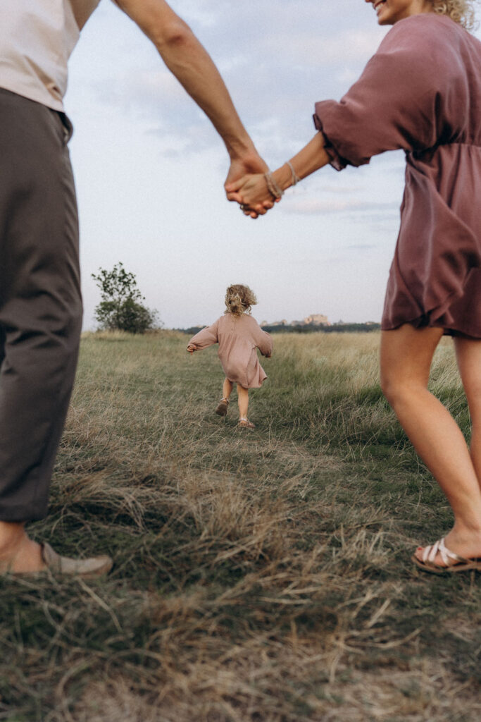 Cozy summer family photoshoot in Divoká Šárka, Prague