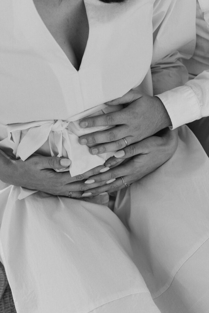 Summer maternity photography session in Prague’s Divoká Šárka - detail of the baby bump