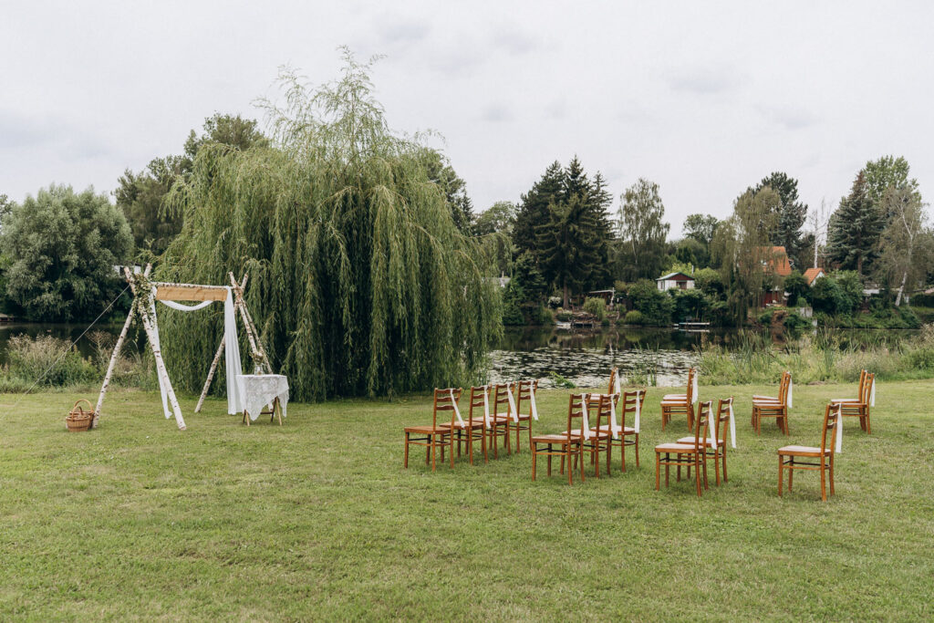 Relaxed outdoor wedding celebration near Prague