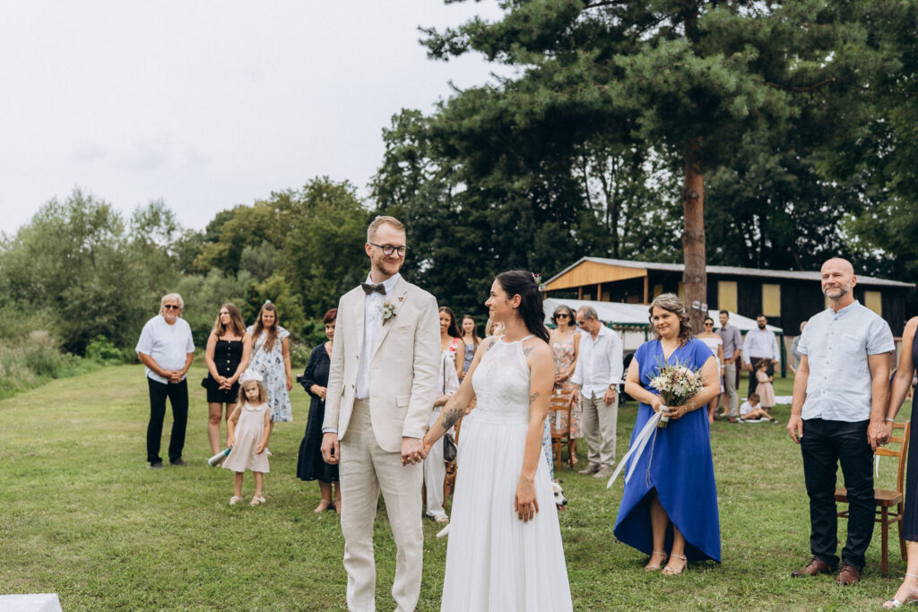 Intimate countryside wedding close to Prague