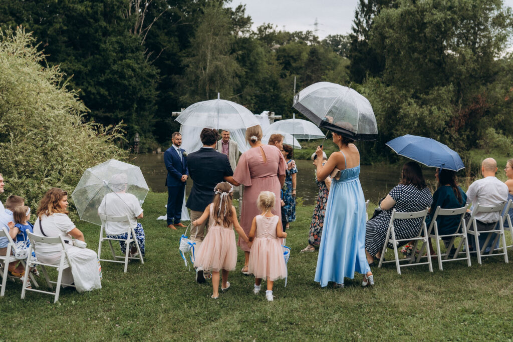 Easygoing outdoor wedding near Prague in the rain with transparent umbrellas