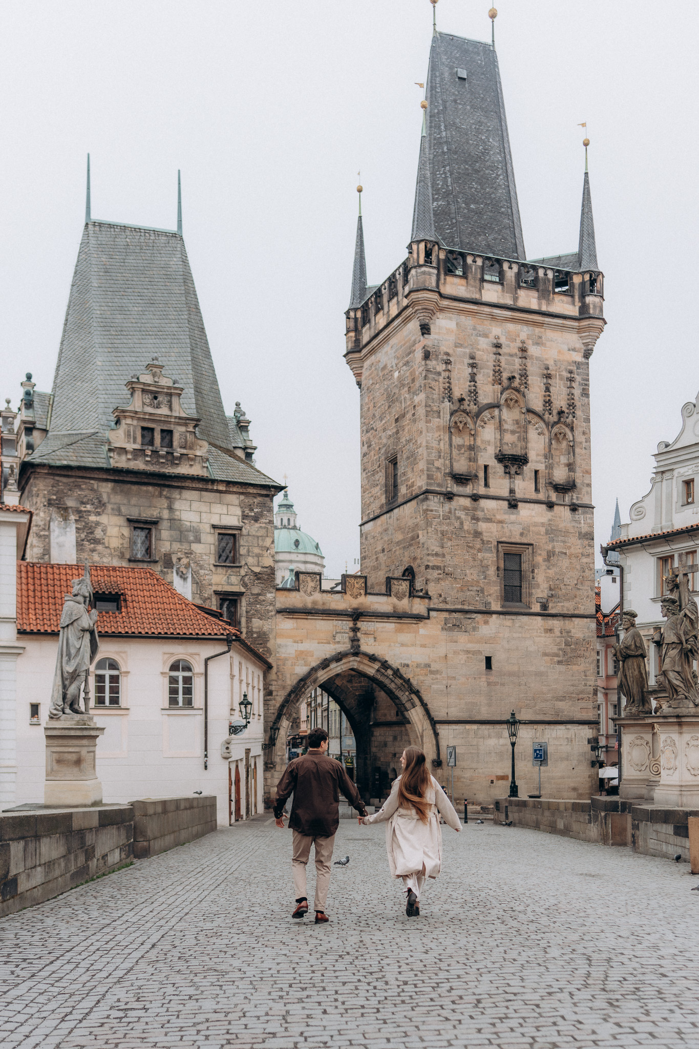 Prague couple photography on Charles Bridge