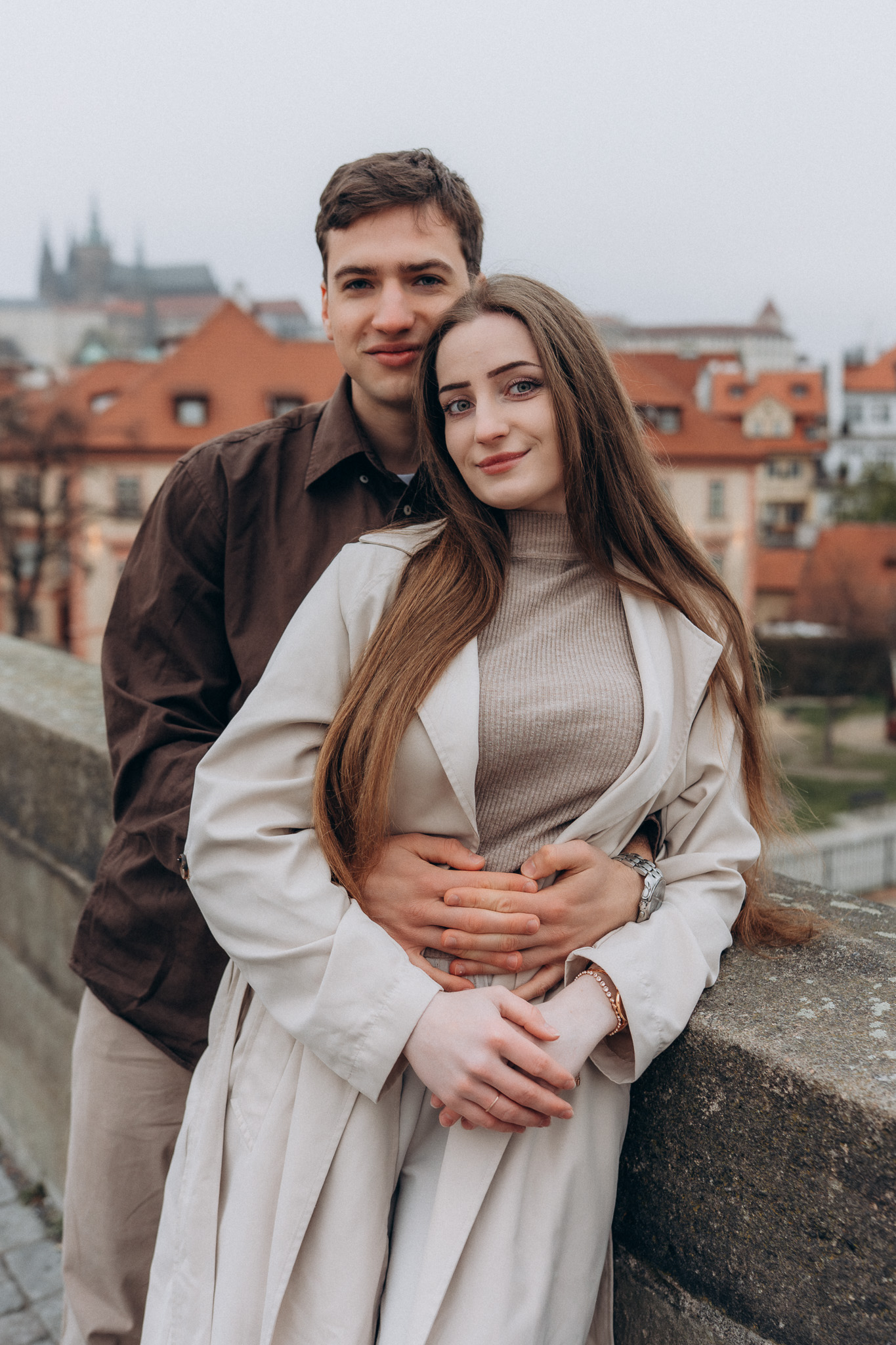 prague photographer capturing romantic couple on Charles Bridge