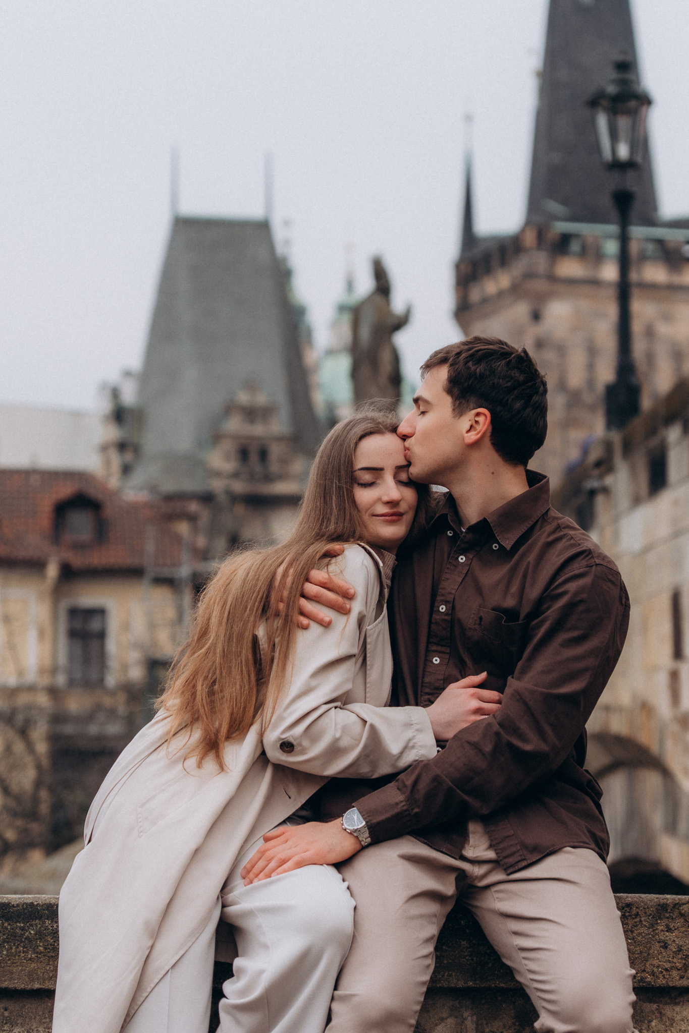 Romantic couple session in Prague on Charles Bridge early morning