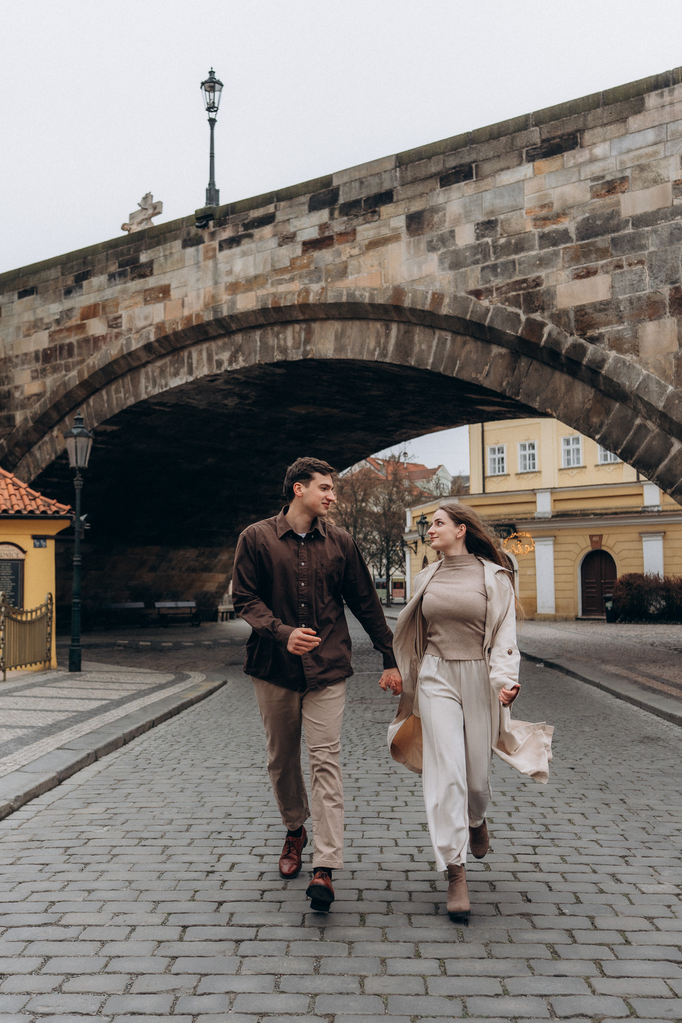 Natural couple photos on Charles Bridge Prague candid moment