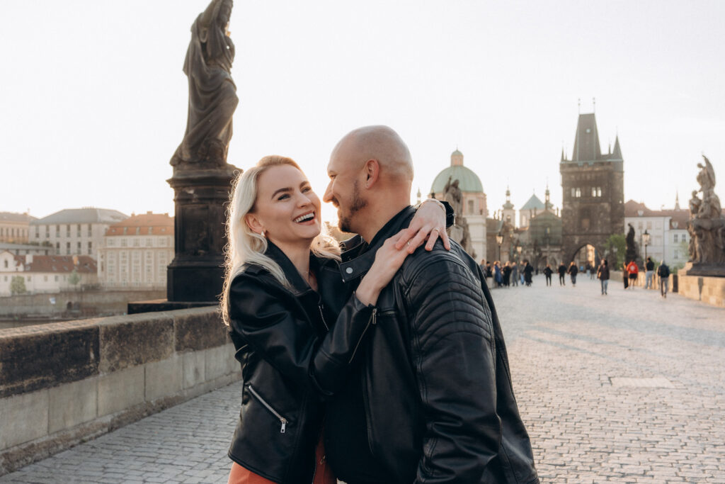 Intimate sunrise photoshoot for couples on Charles Bridge Prague